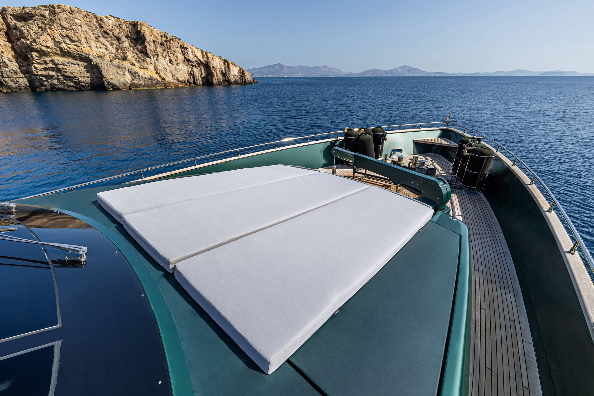 2.7 Foredeck sun pads.jpg