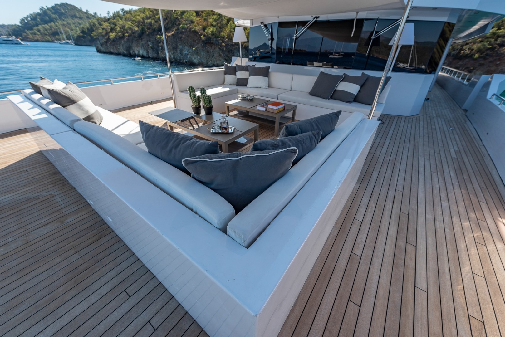 2.7 Spacious bridge foredeck.jpg