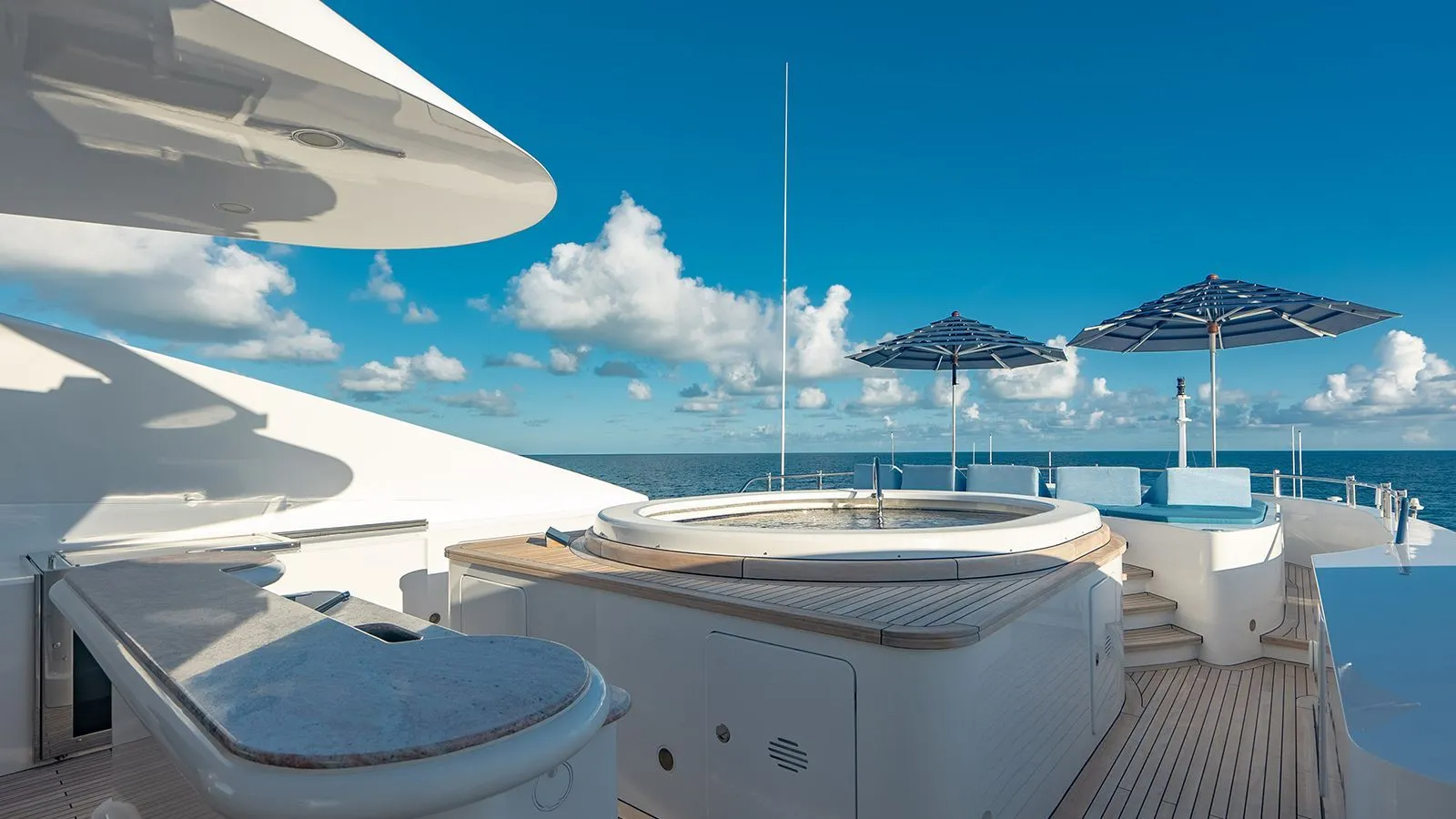 2.7 Sun deck jacuzzi.jpg