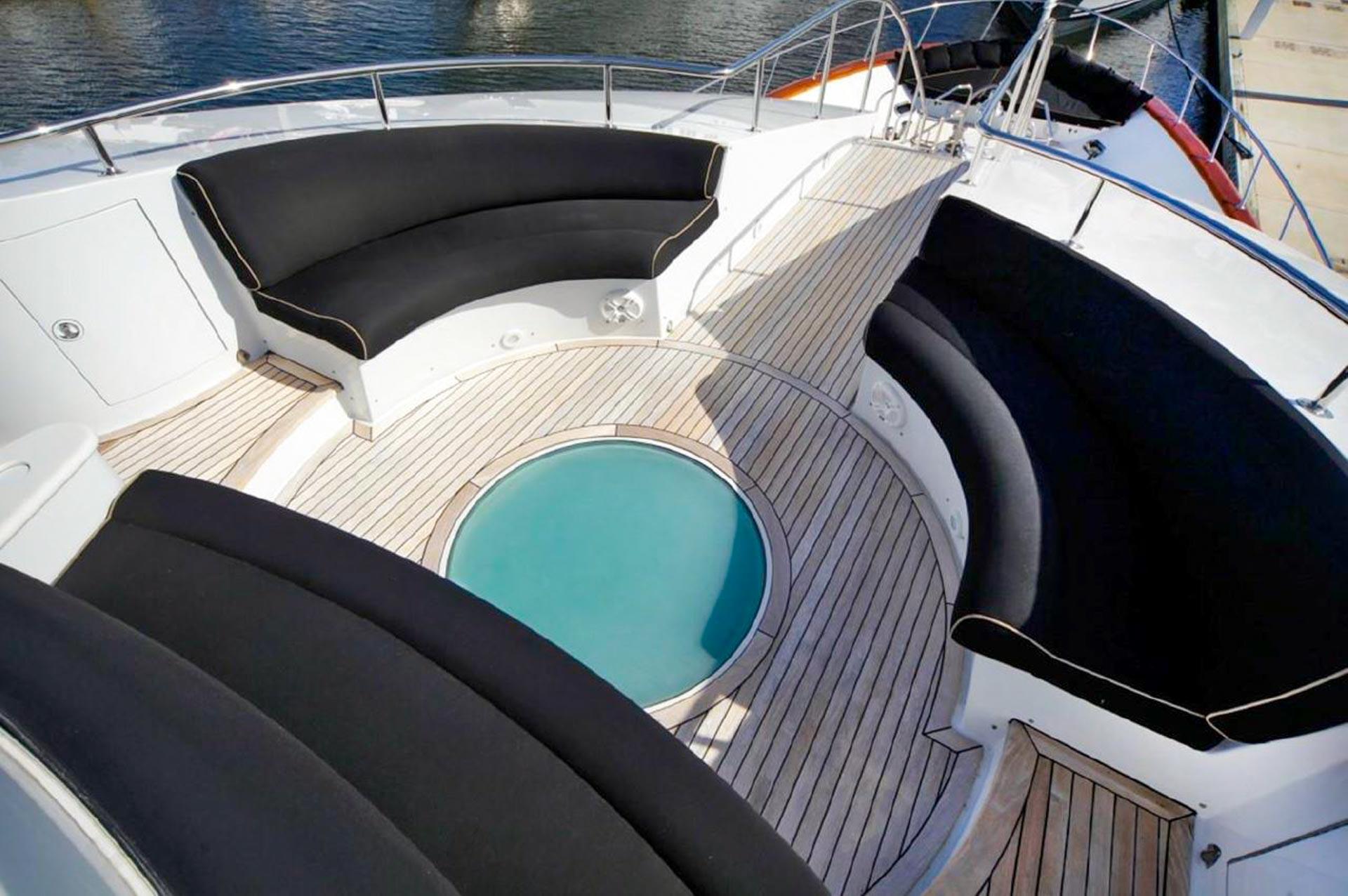 2.8 Foredeck cicular lounge.jpg