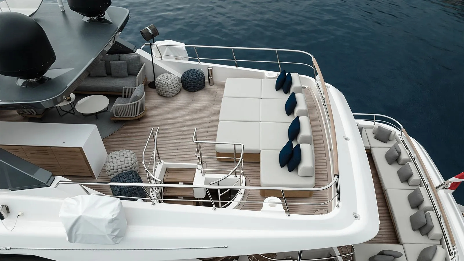 2.9 View of stern decks.jpg