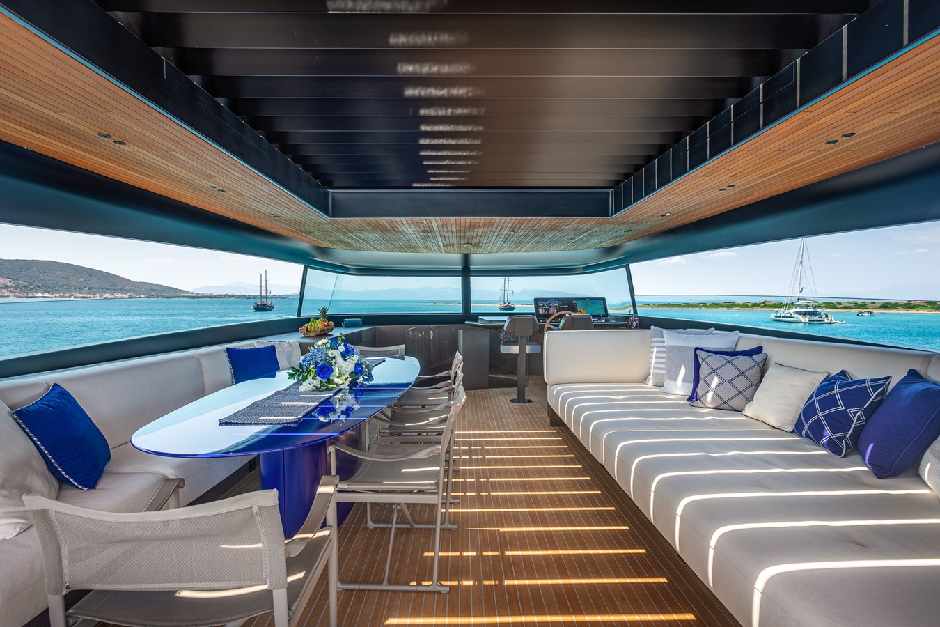200 Sun deck lounge and dining.jpg