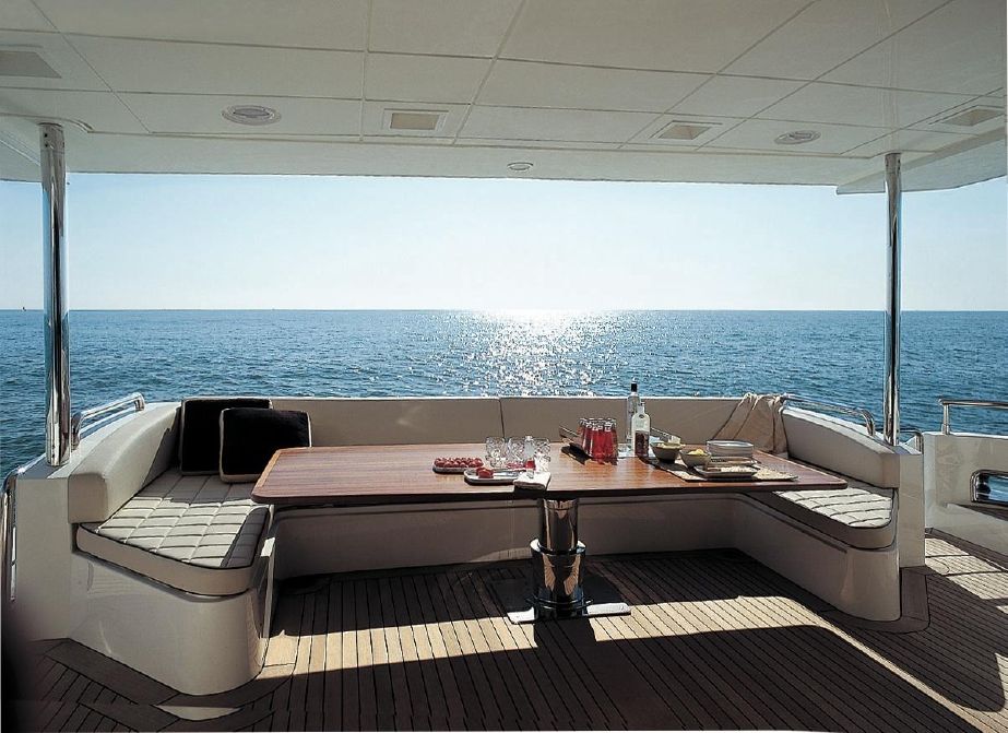 2008 Azimut 85 Aft Deck.jpg