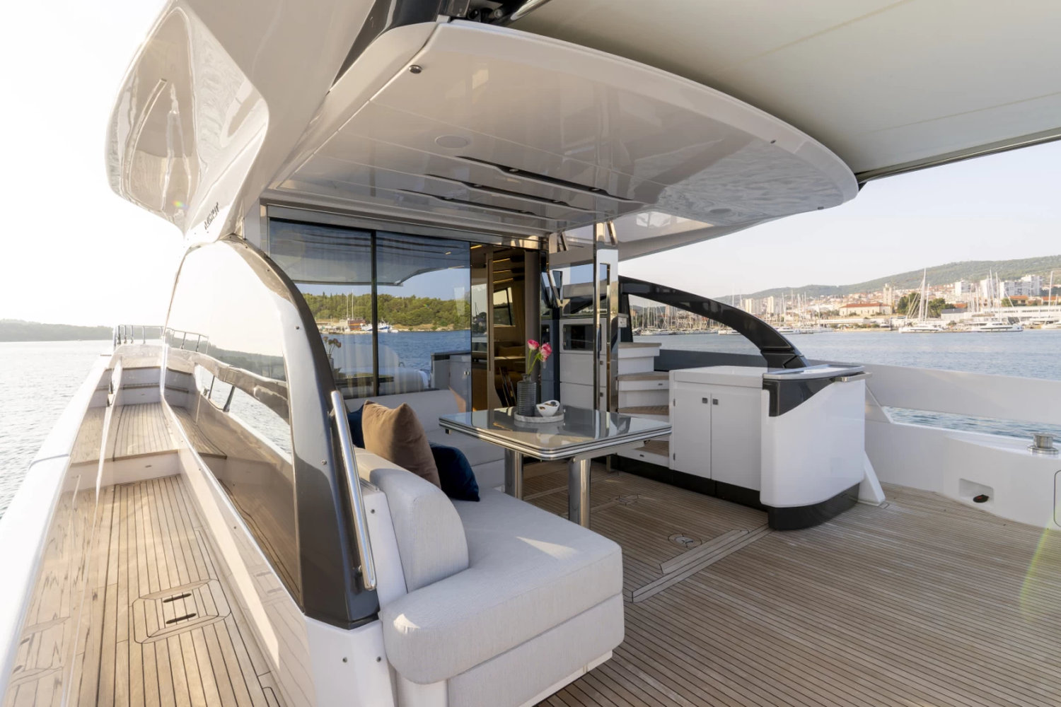 201 Aft deck view forward.jpg