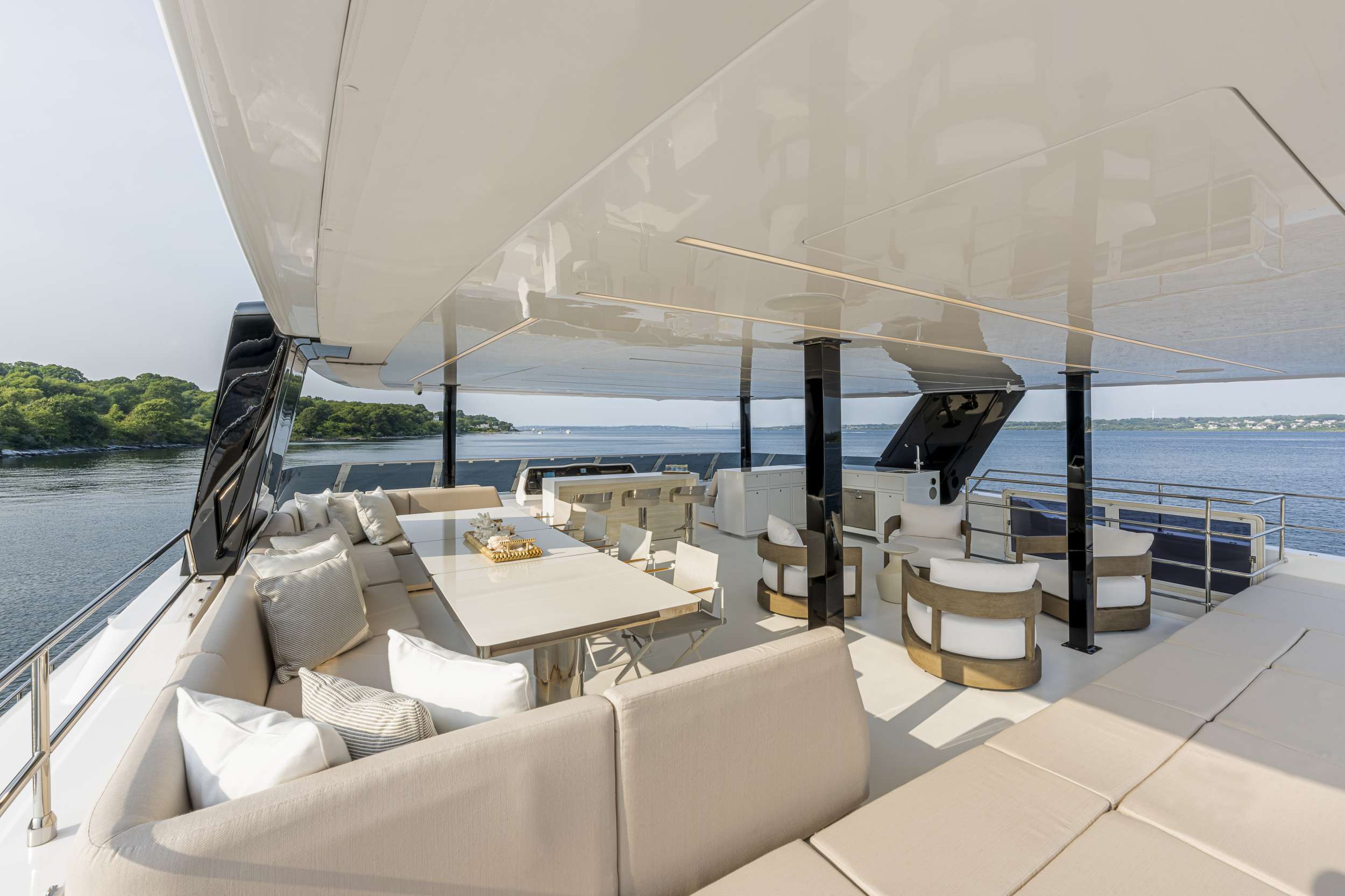 201 Flybridge deck.jpg