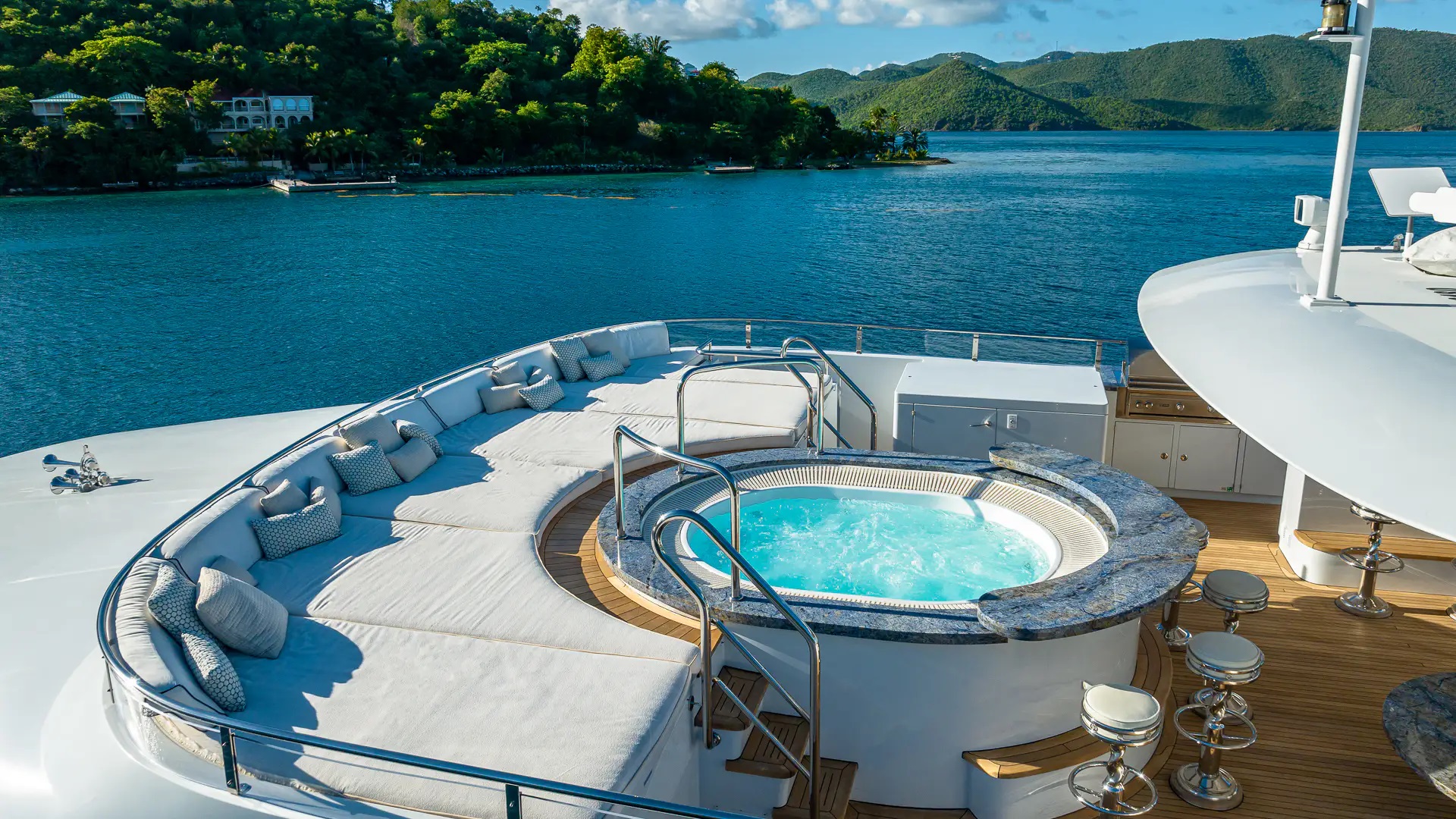 201 Jacuzzi on Sun deck.jpg