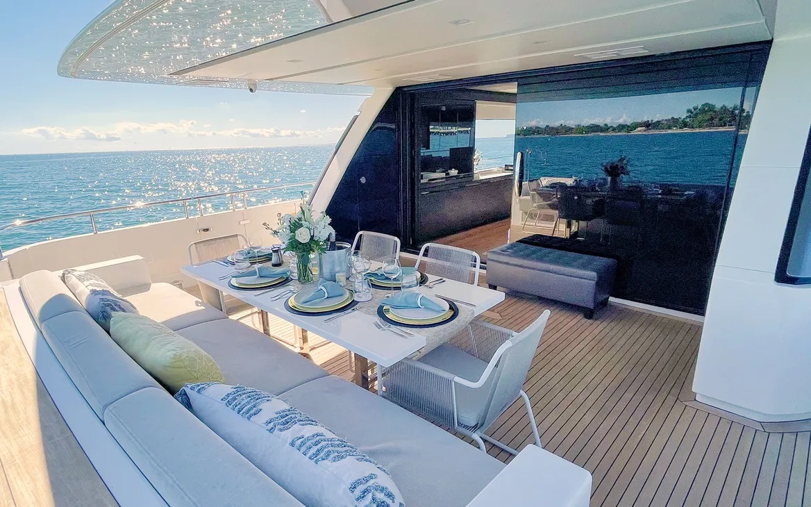 201 Main deck aft dining.jpg