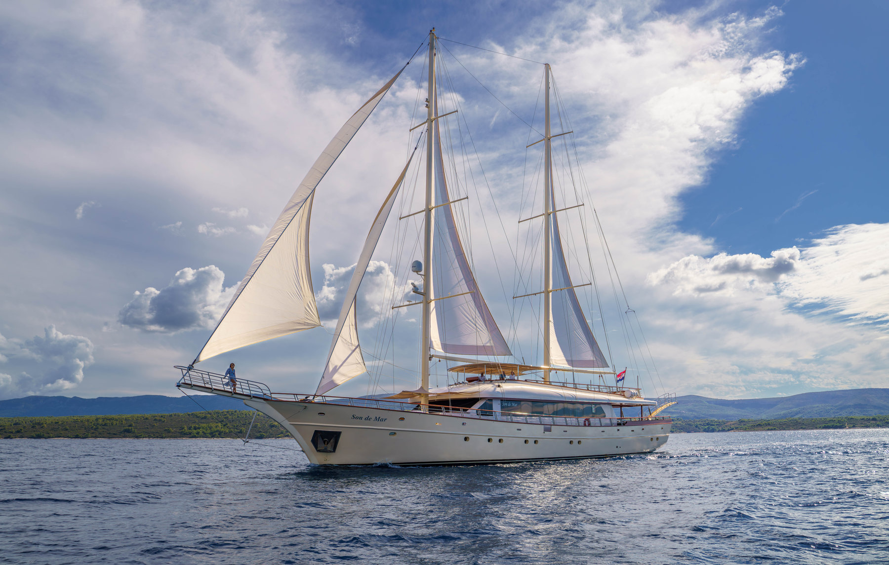 201 SON DE MAR - under sail.jpg