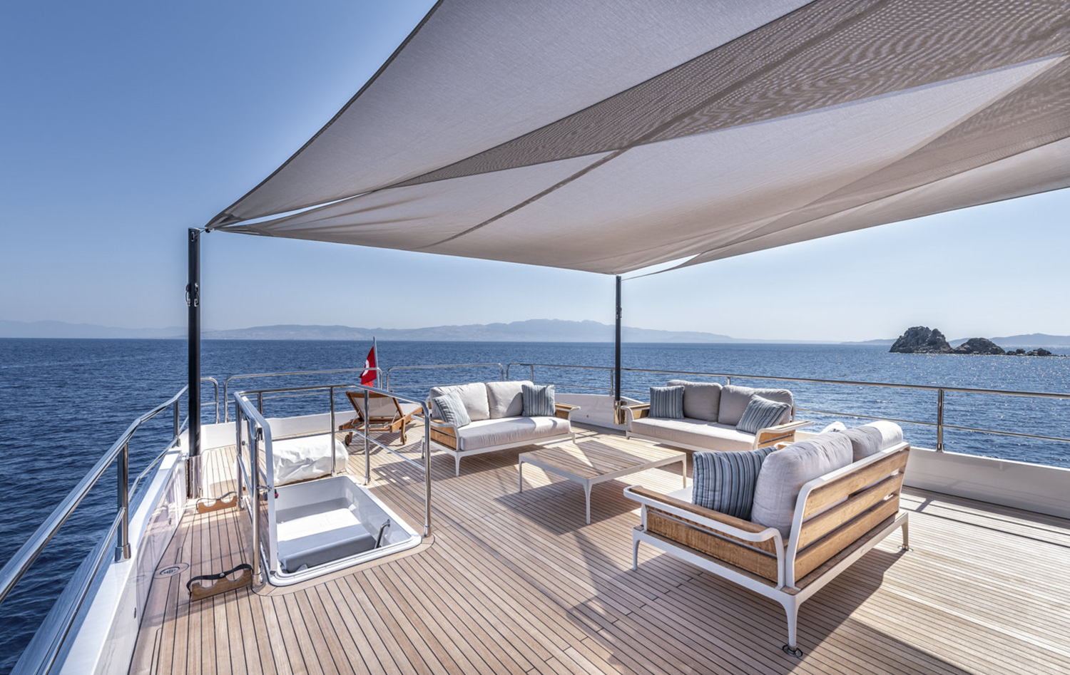 201 Sun deck lounge.jpg