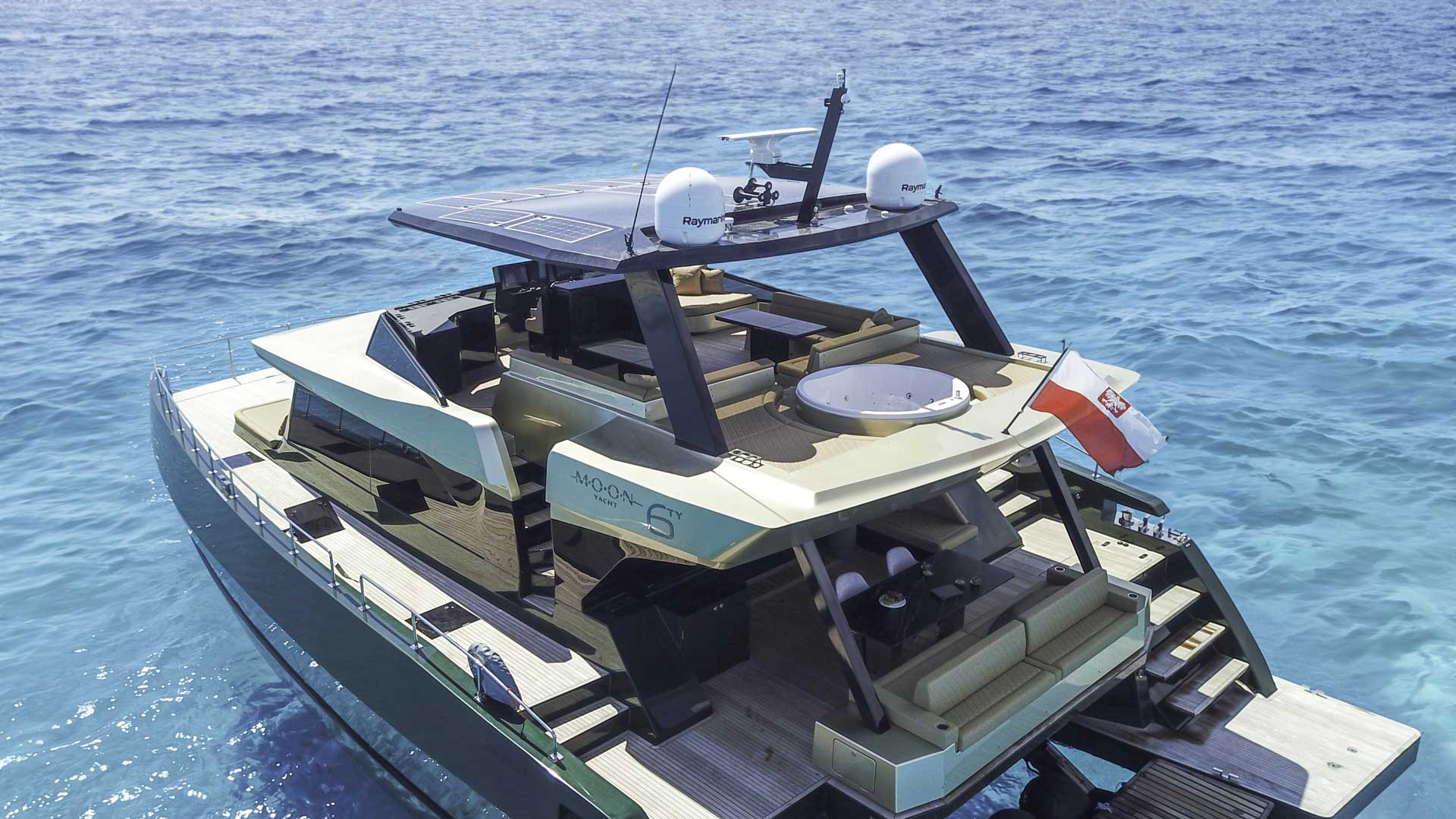 201 Sundeck and aft cockpit.jpg