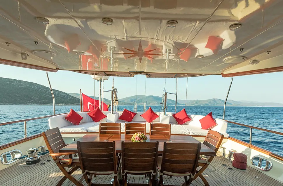202 Aft deck dining view aft.jpg