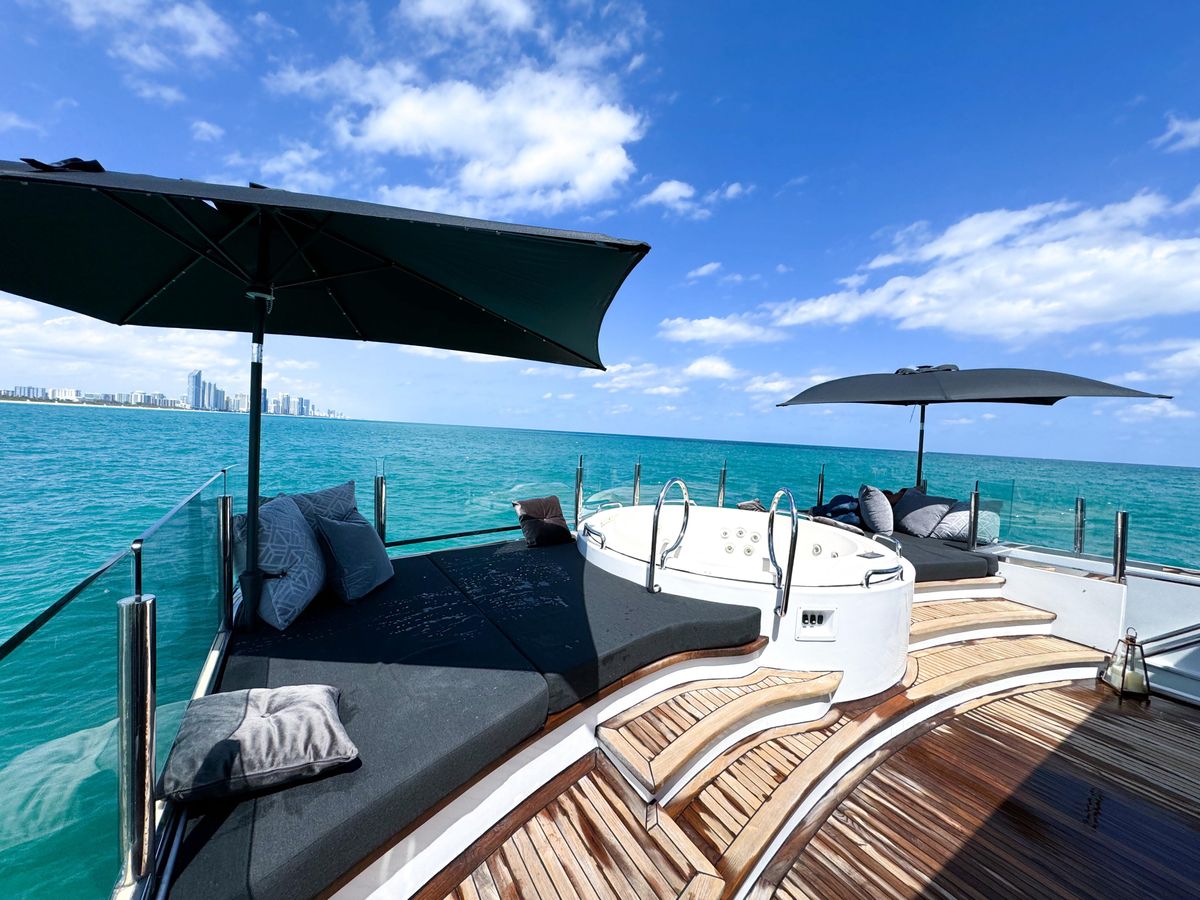 202 Aft deck with jacuzzi.jpg