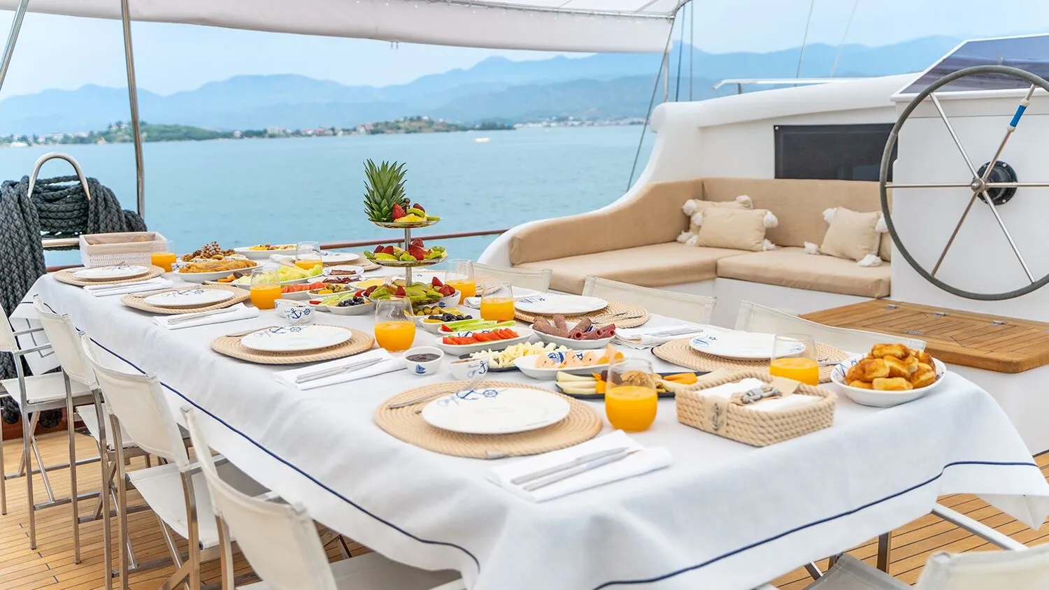 202 Aft dining setting.jpg
