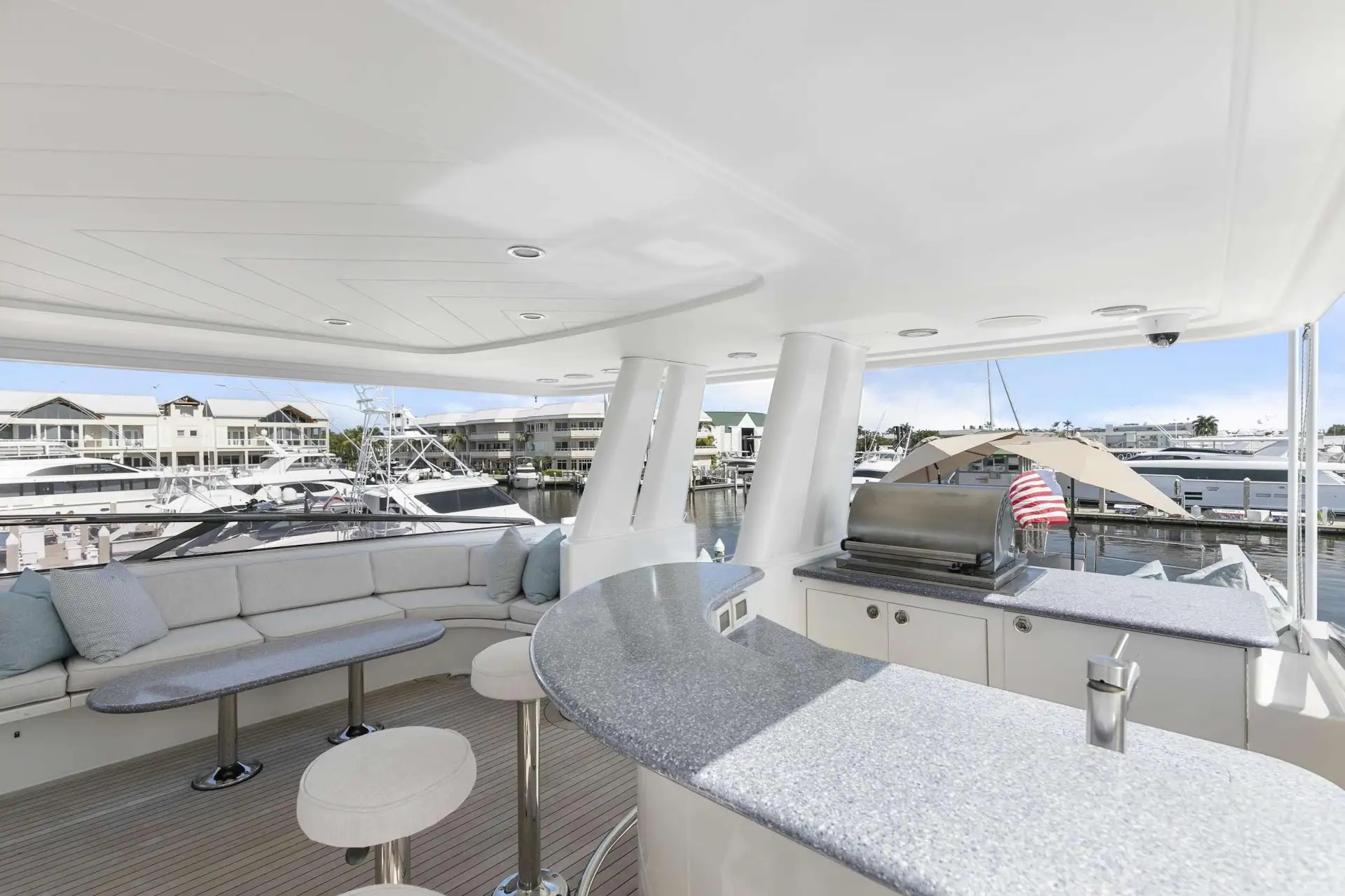 202 Covered bar and seating on the sun deck.jpg