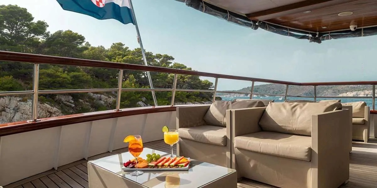 202 Deck seating.jpg