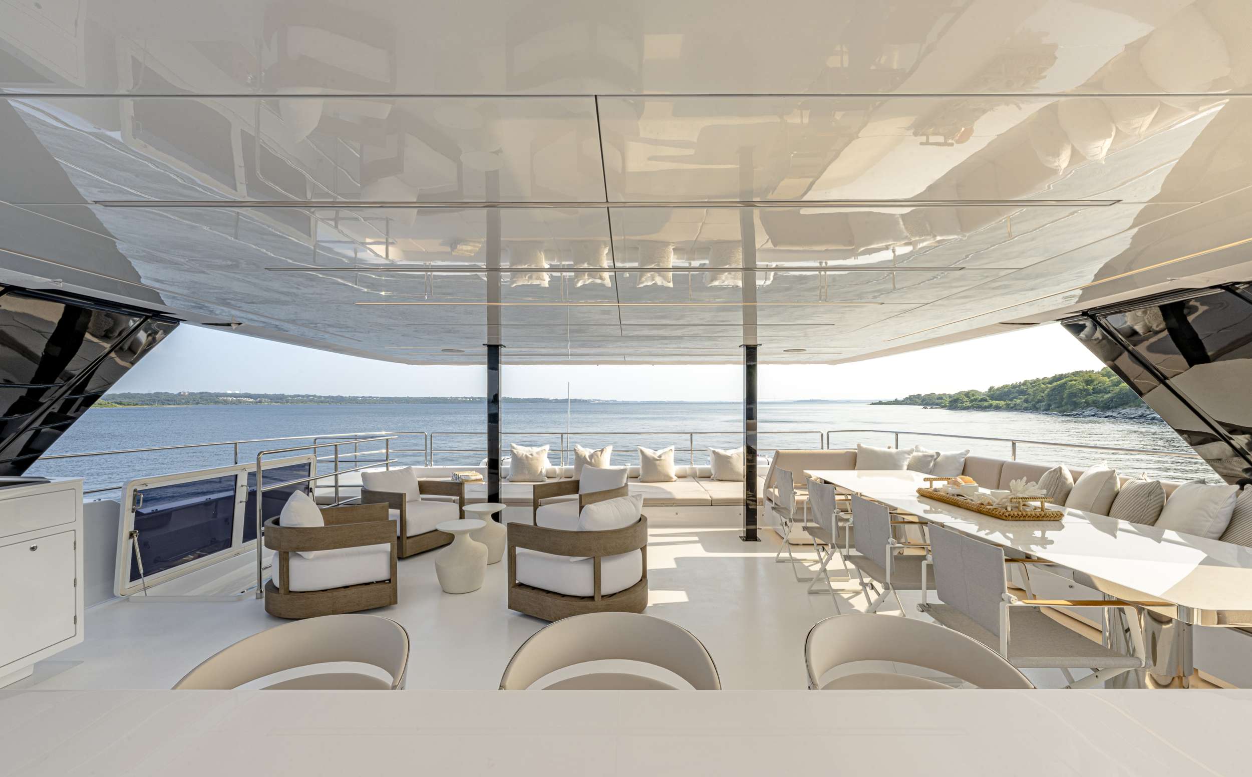 202 Flybridge deck.jpg