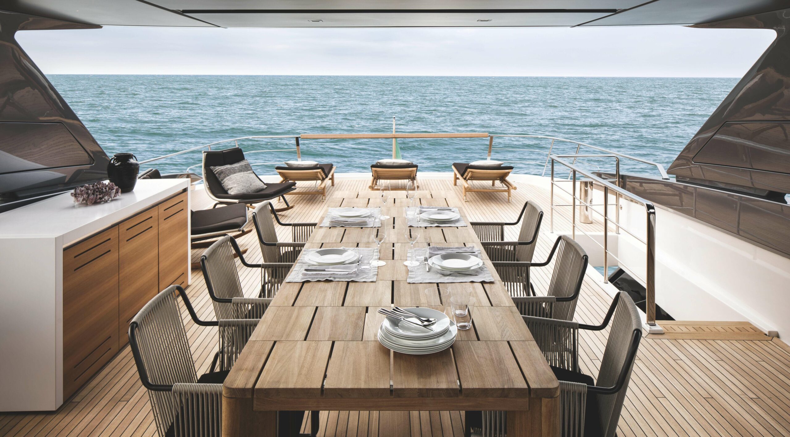 202 Flybridge dining.jpg