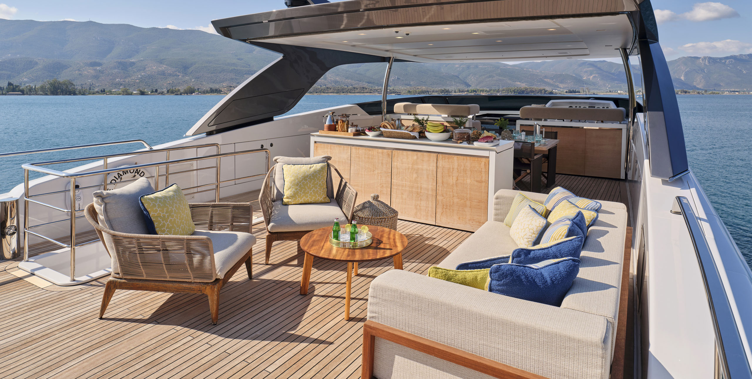 202 Flybridge lounge.jpg