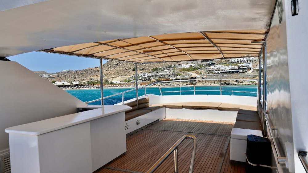 202 Flybridge sun deck.jpg