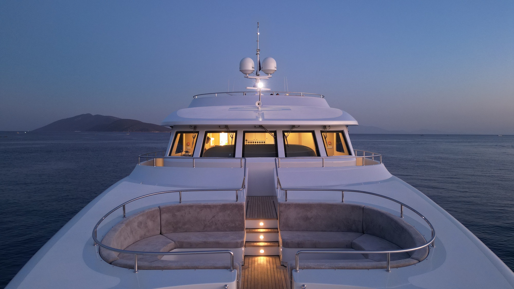 202 Foredeck sunken seating.jpg