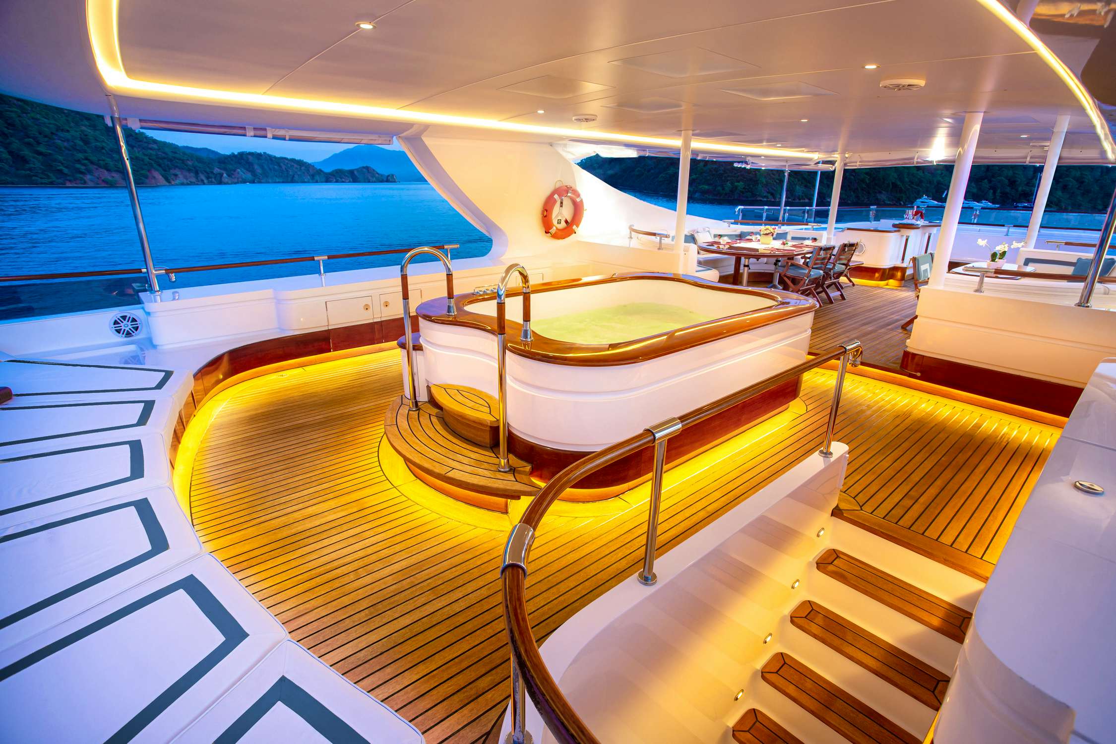 202 Jacuzzi on Sun deck.jpg