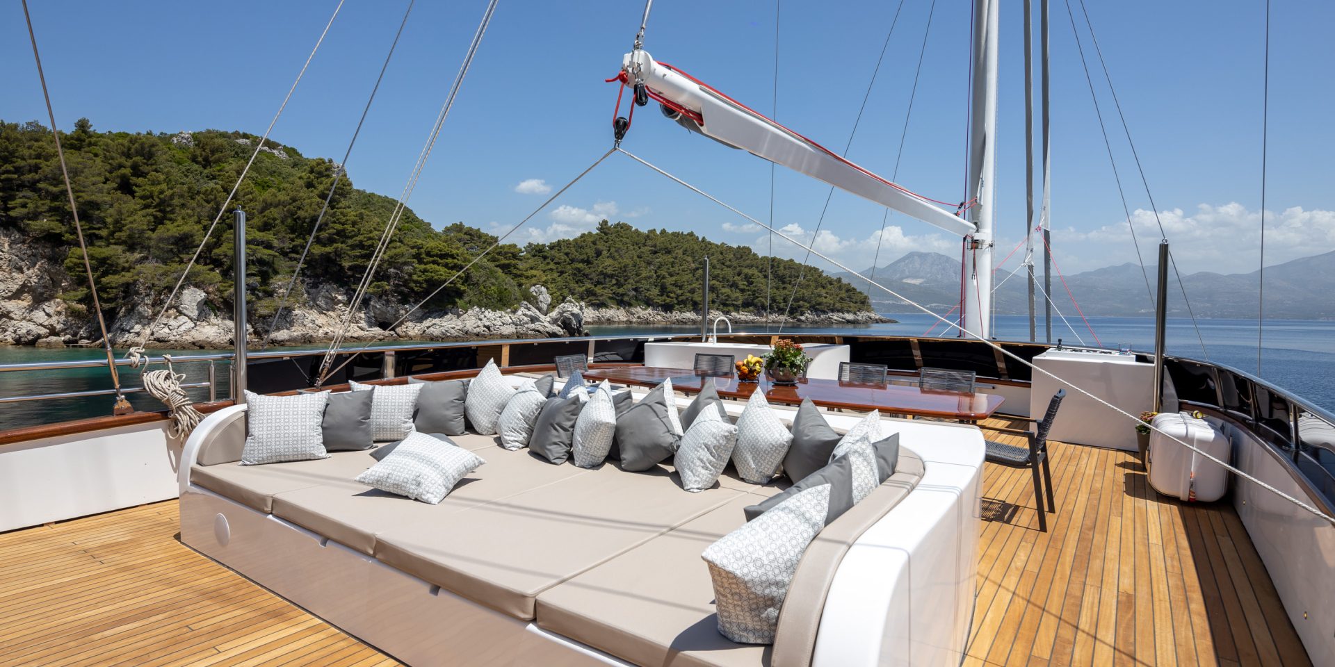 202 Seating on Sun deck.jpg