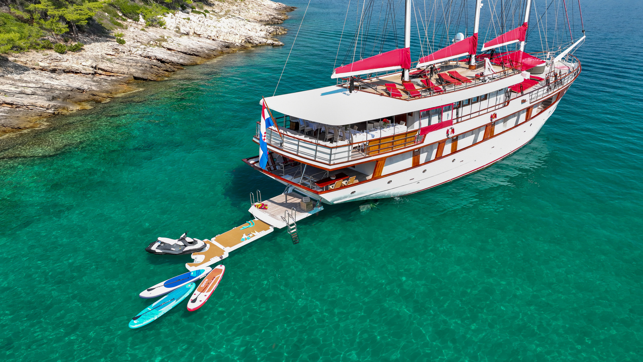 202 Stern view with water toys.jpg