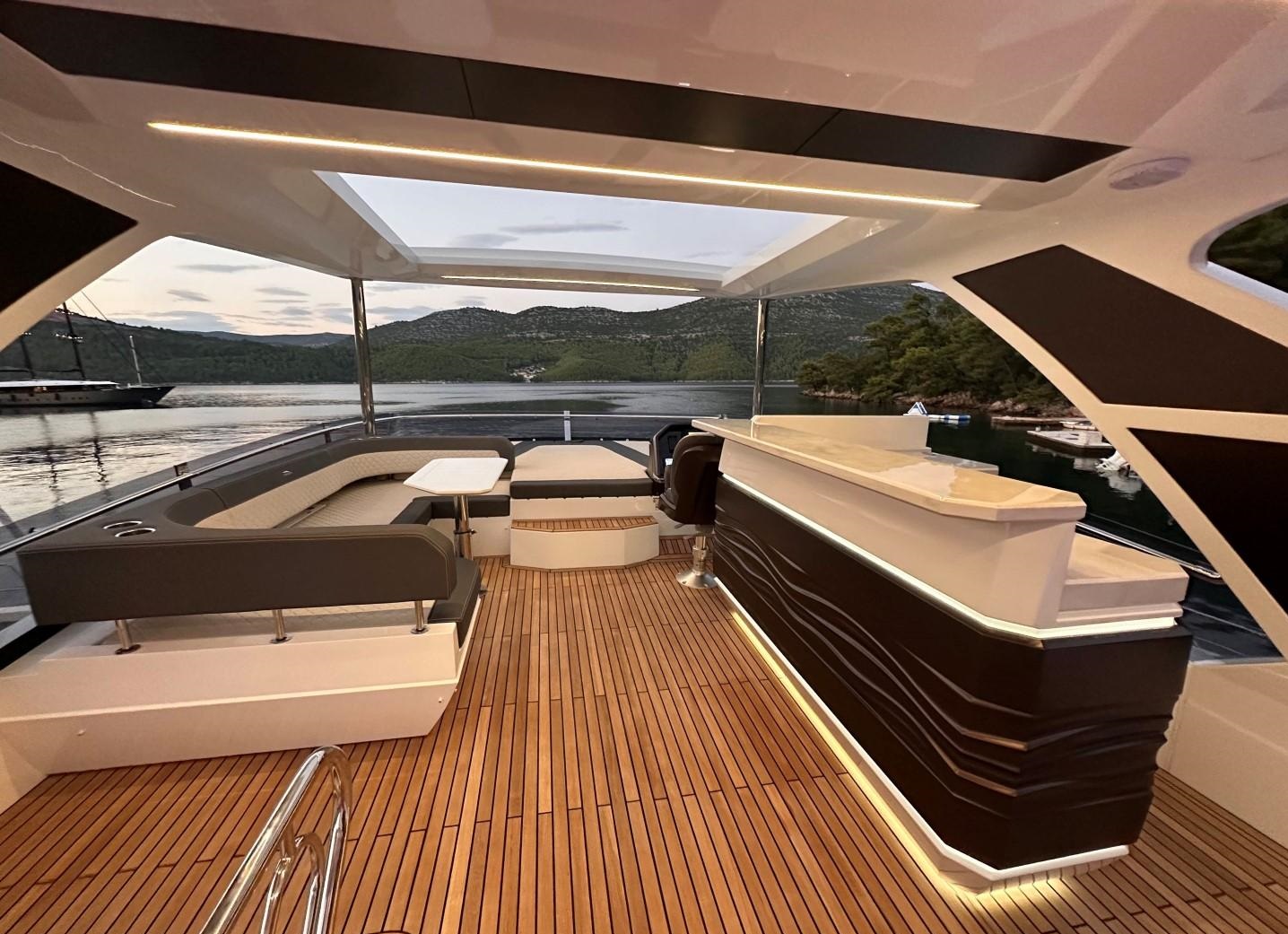 202 Sun deck bar and seating.jpg
