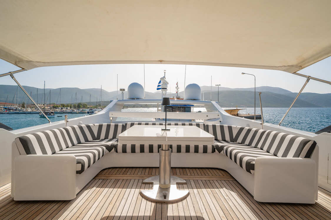202 Sun deck dining setting.jpg