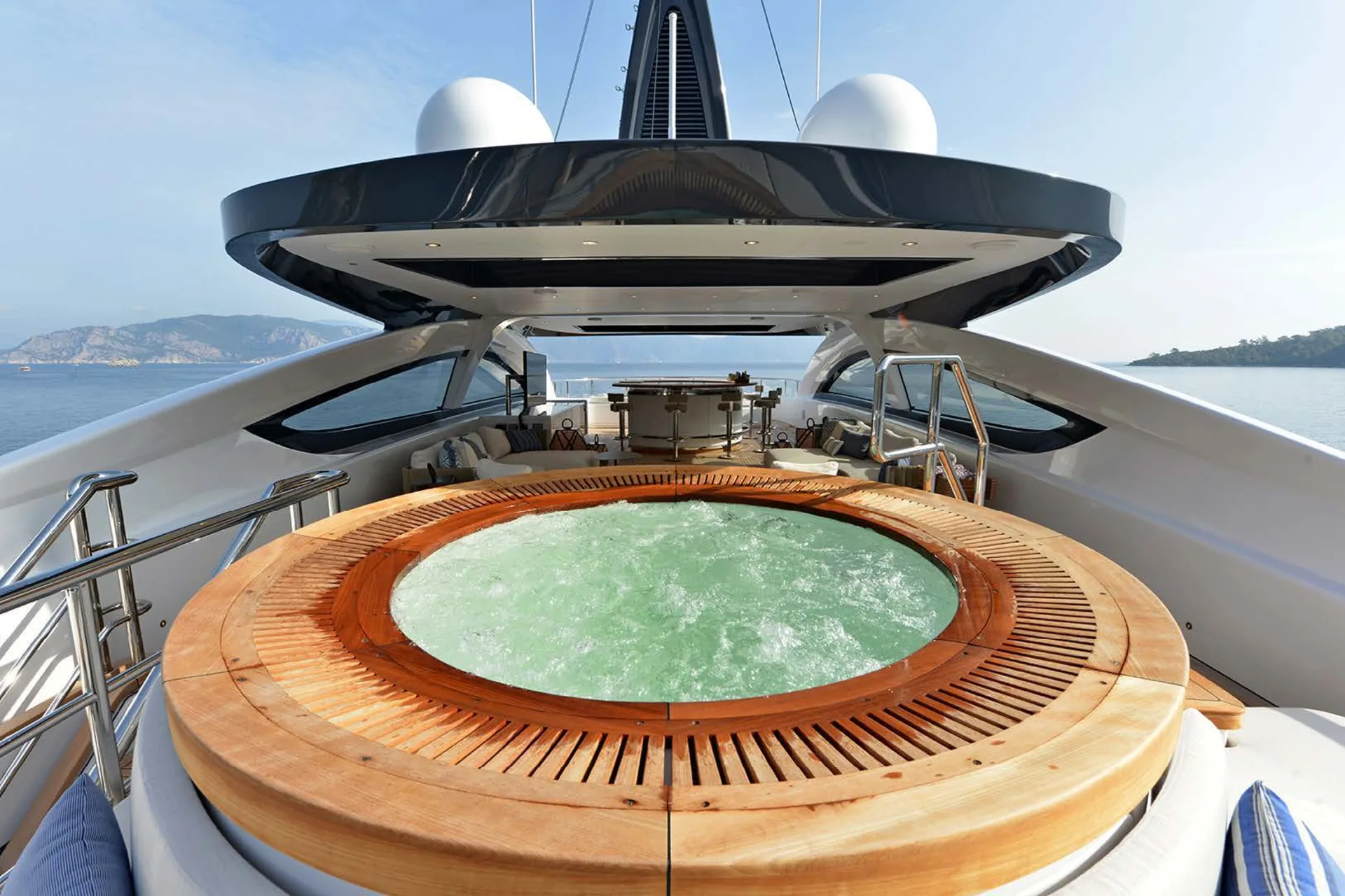 202 Sun deck jacuzzi.png