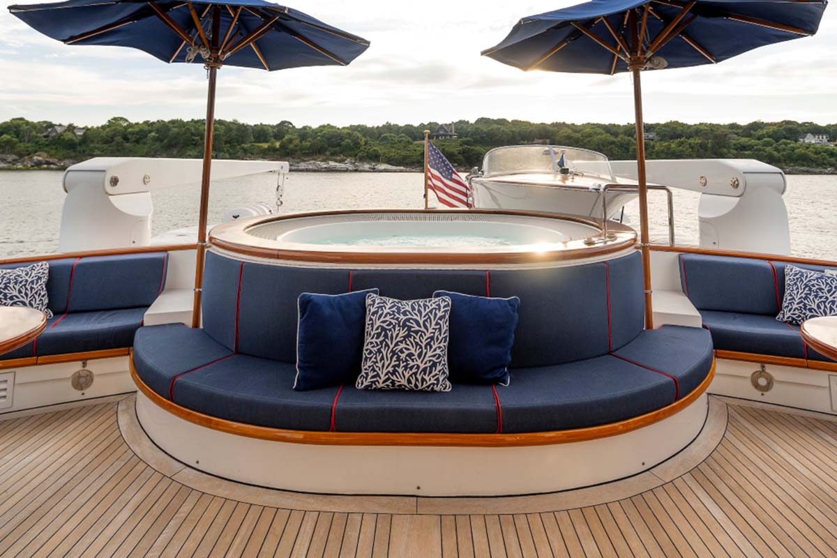 202 Sundeck jacuzzi.jpg