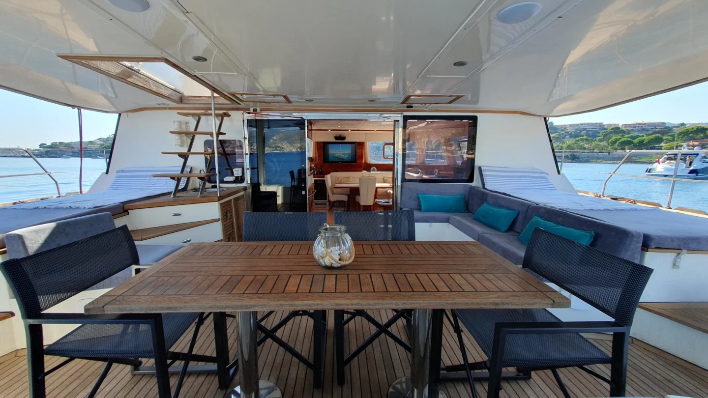 203 Aft cockpit dining.jpg