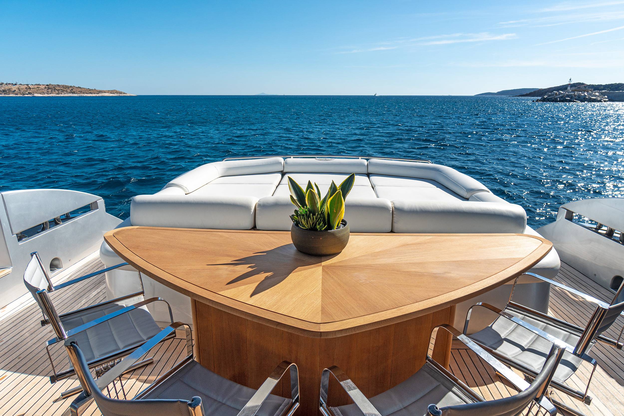 203 Aft deck dining and sun pads.jpg