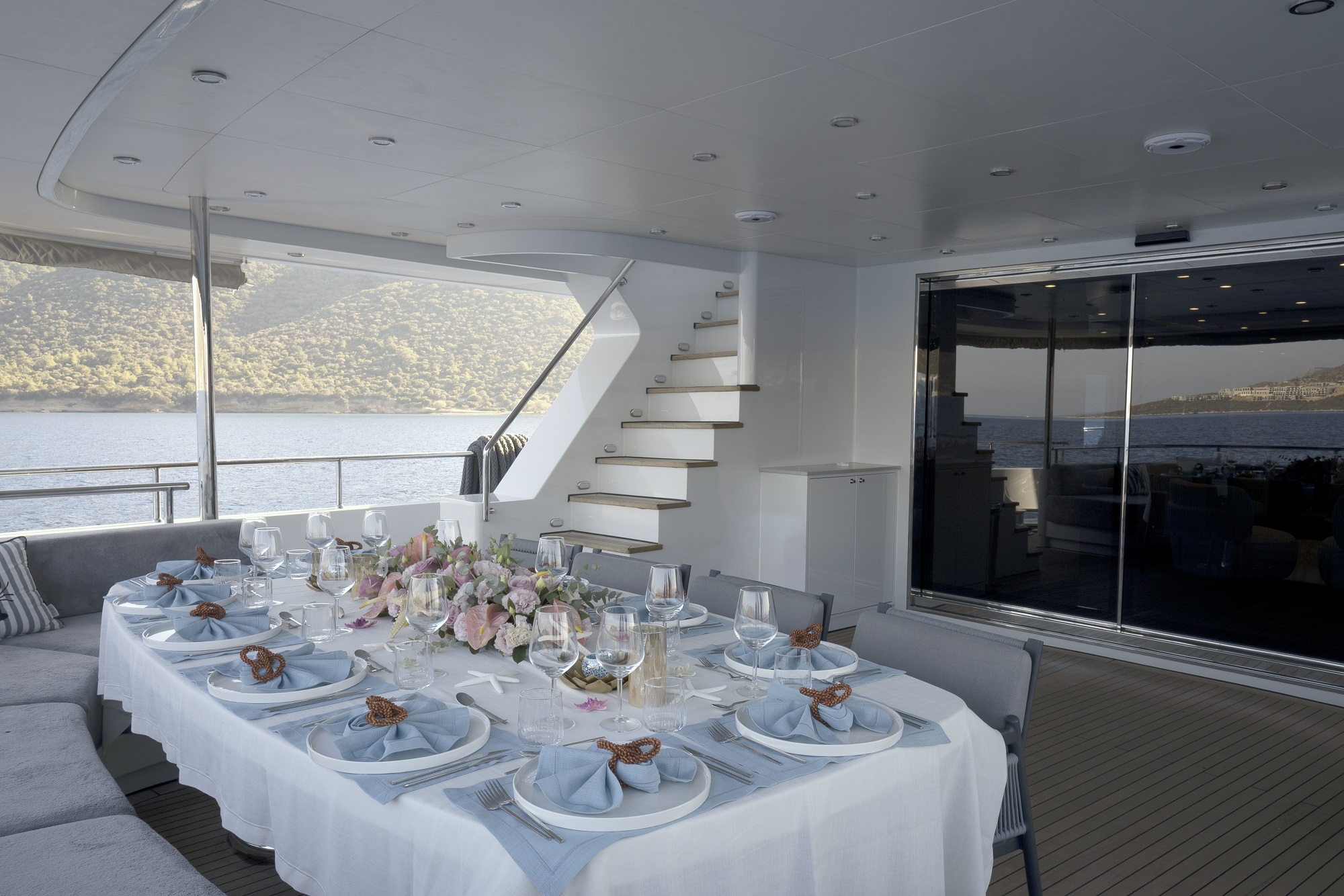 203 Aft deck dining setting.jpg