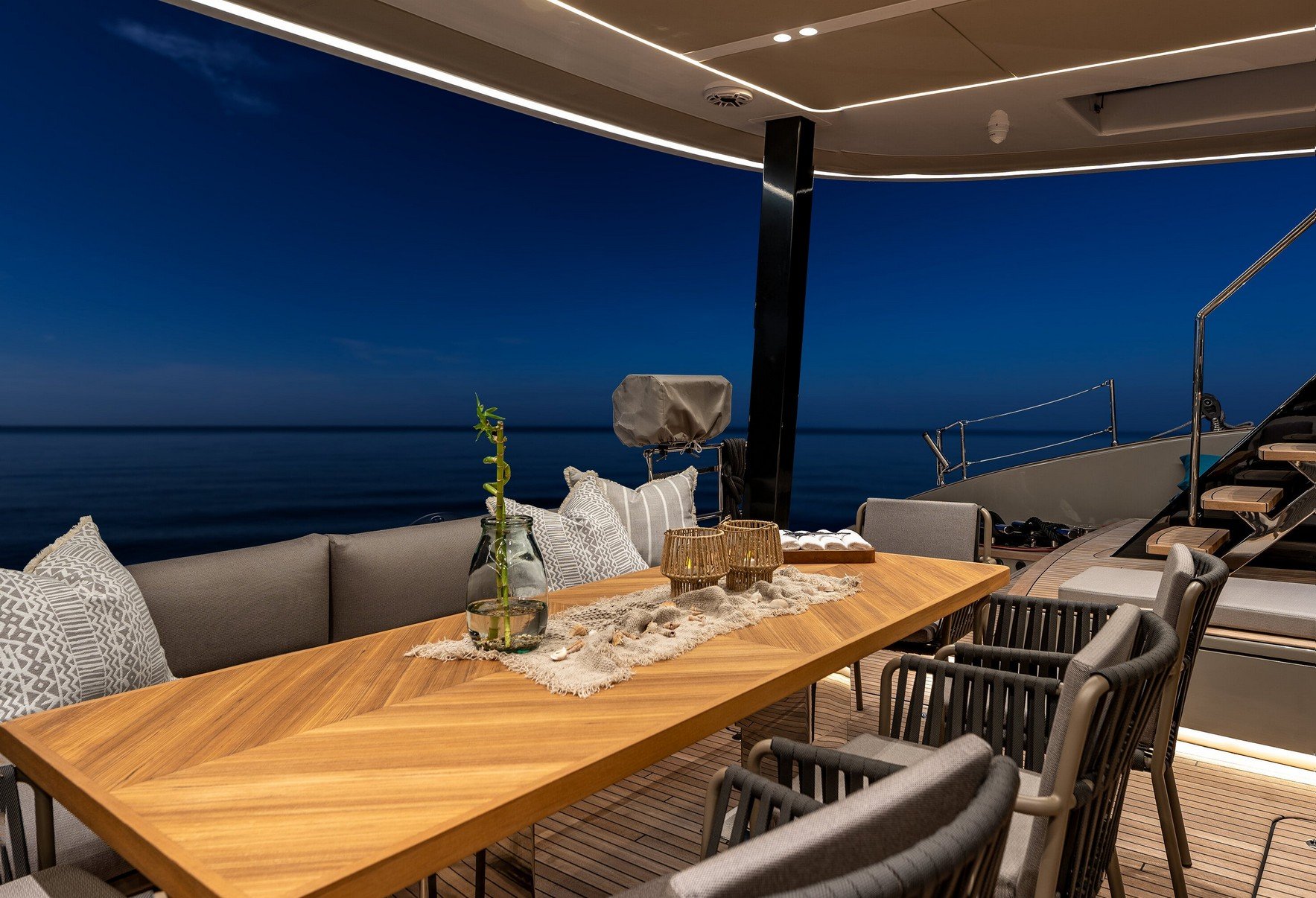 203 Al fresco dining on the aft deck.jpg