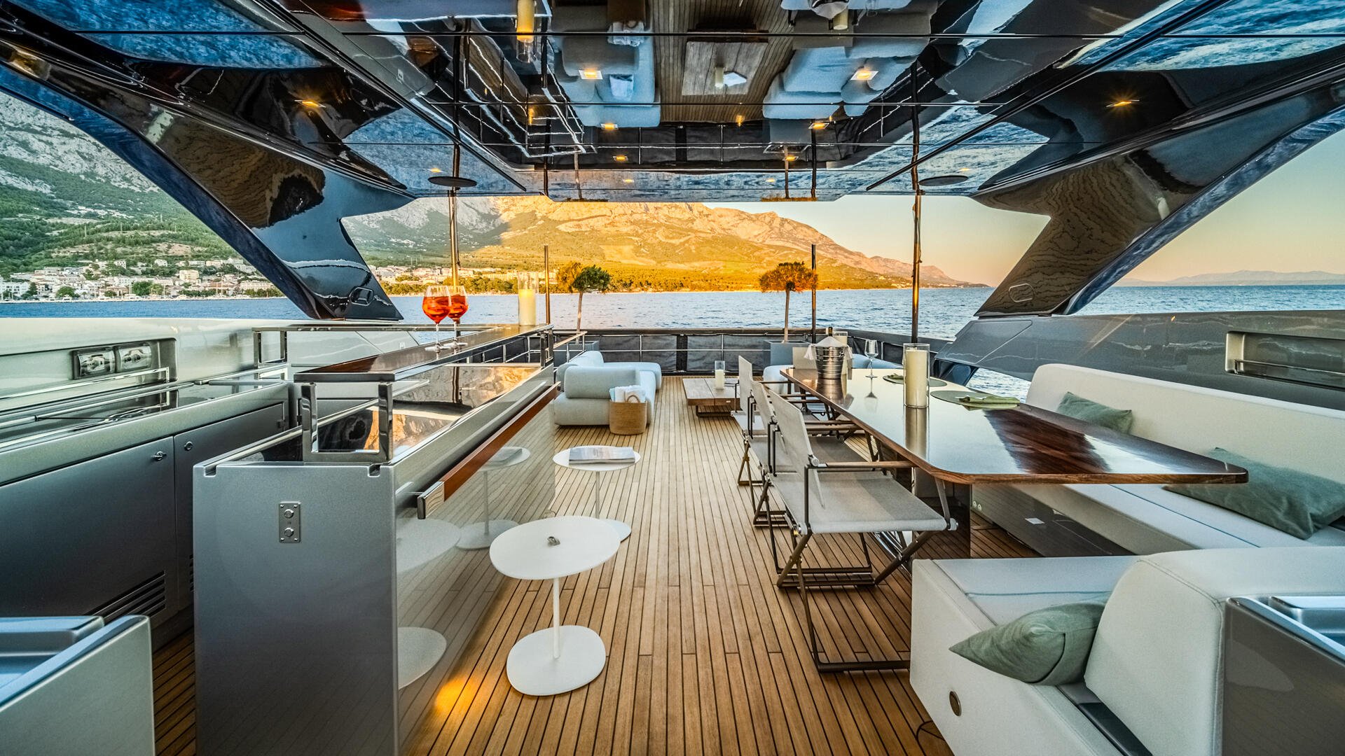 203 Bar and dining on Sun deck.jpg