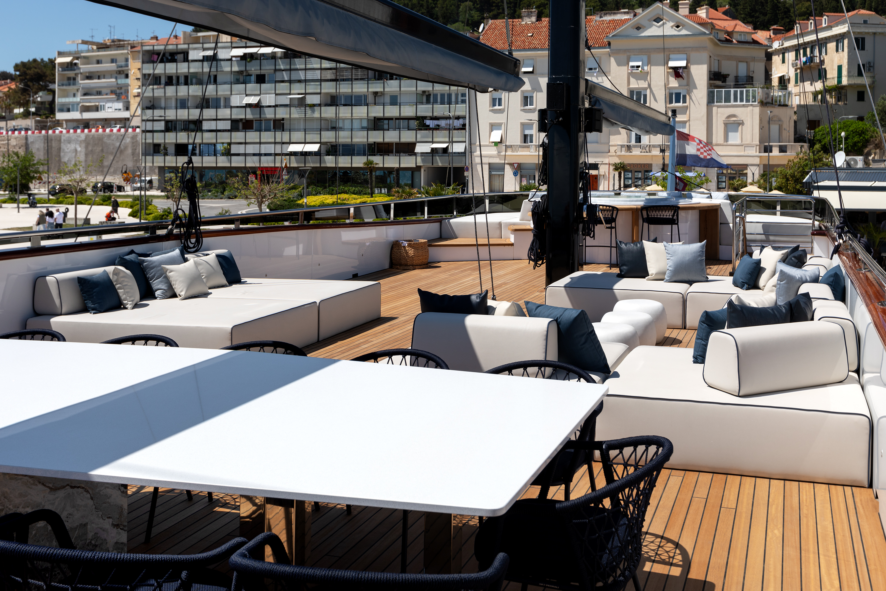 203 Deck dining and lounge.jpg