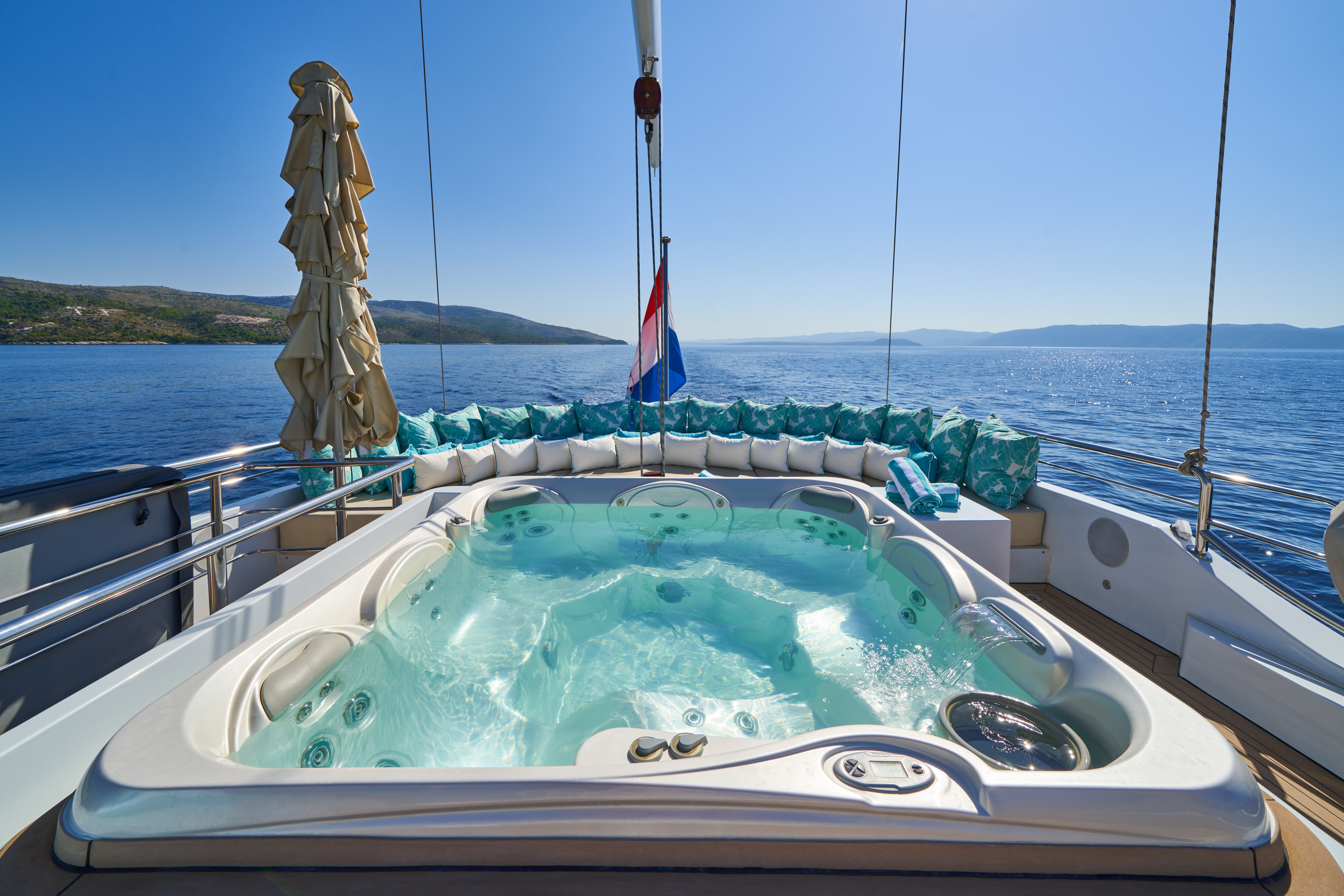 203 Deck jacuzzi.jpg