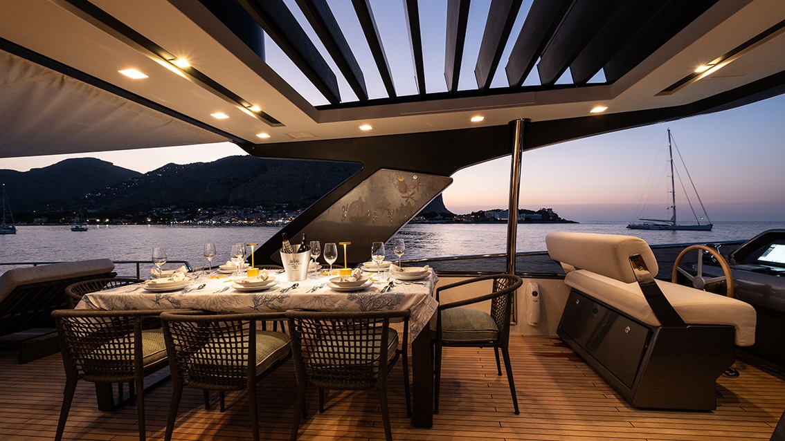 203 Dining on Flybridge.jpg