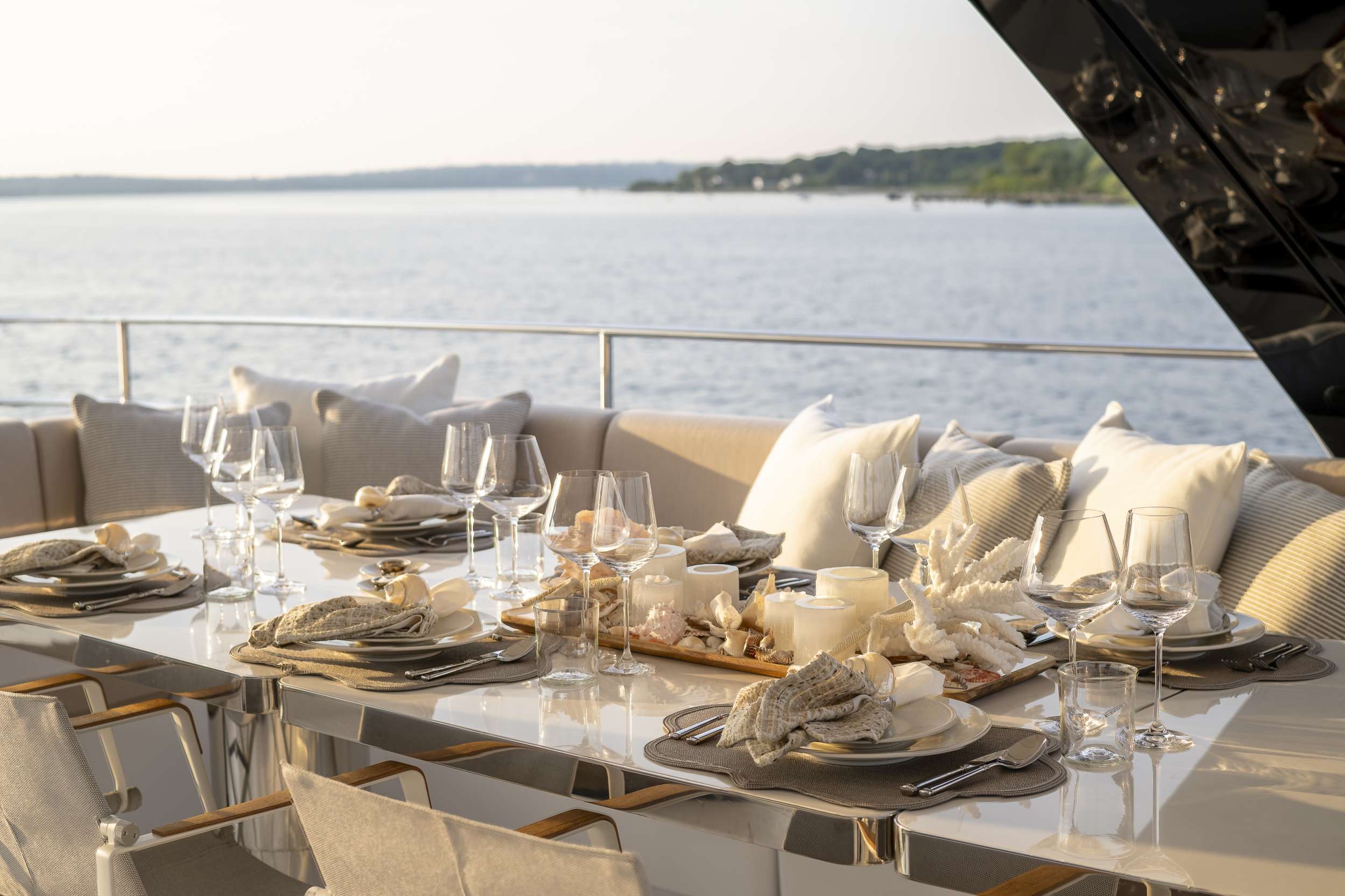203 Flybridge deck dining.jpg