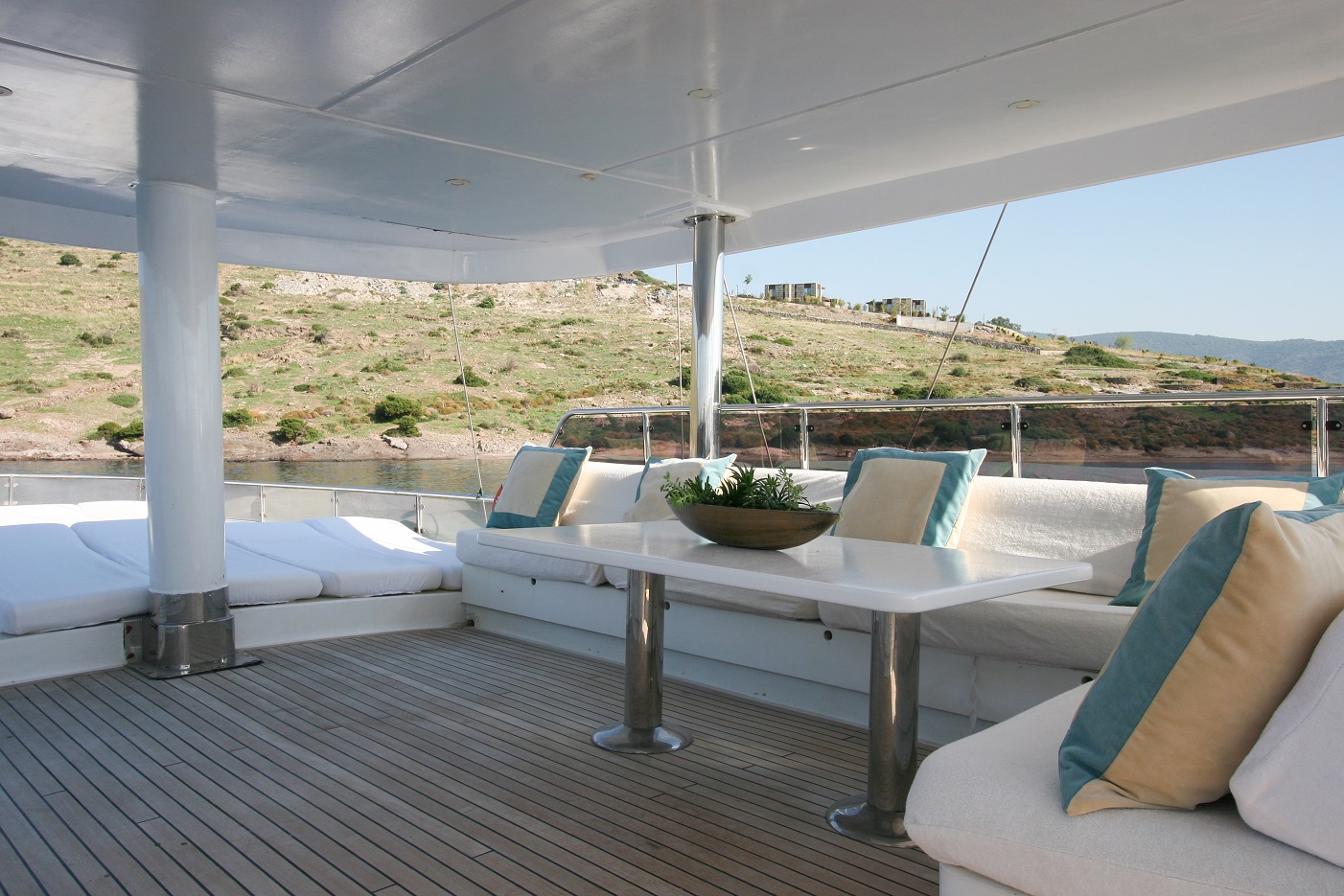 203 Flybridge seating and dining.jpg