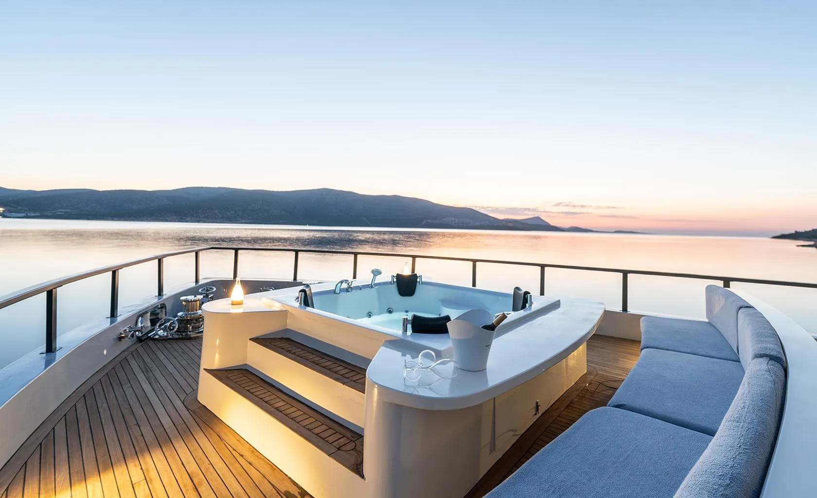 203 Foredeck jacuzzi.png