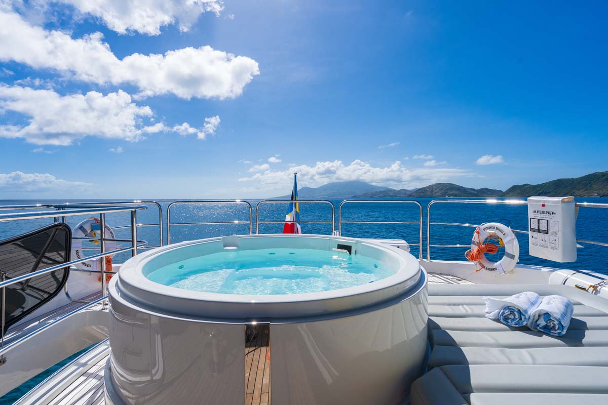 203 Jacuzzi on Flybridge.jpg