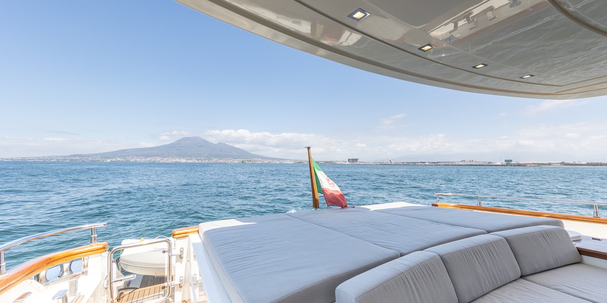 203 Sun bed on Main deck.jpg