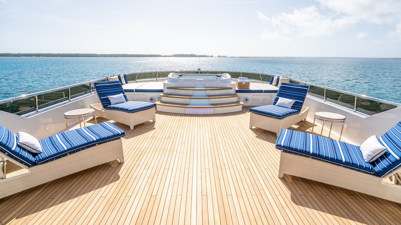 203 Sun bed on Sun deck.jpg