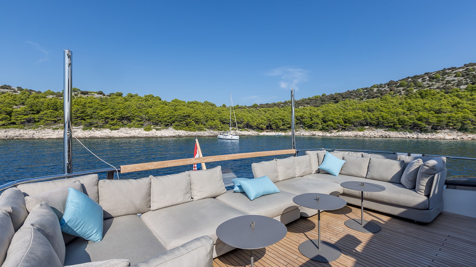 203 Sun deck aft lounge.jpg