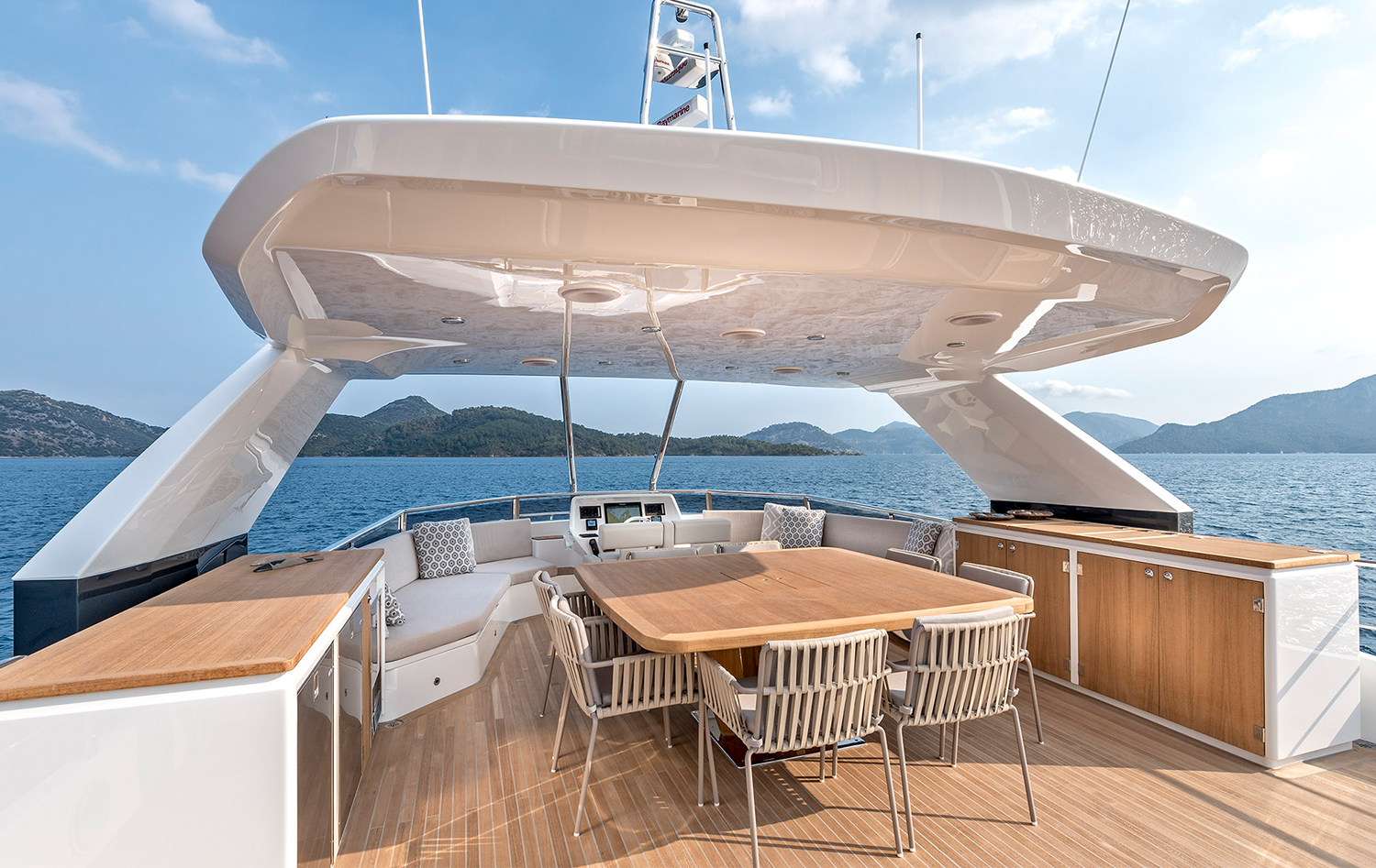 203 Sun deck dining setting.jpg