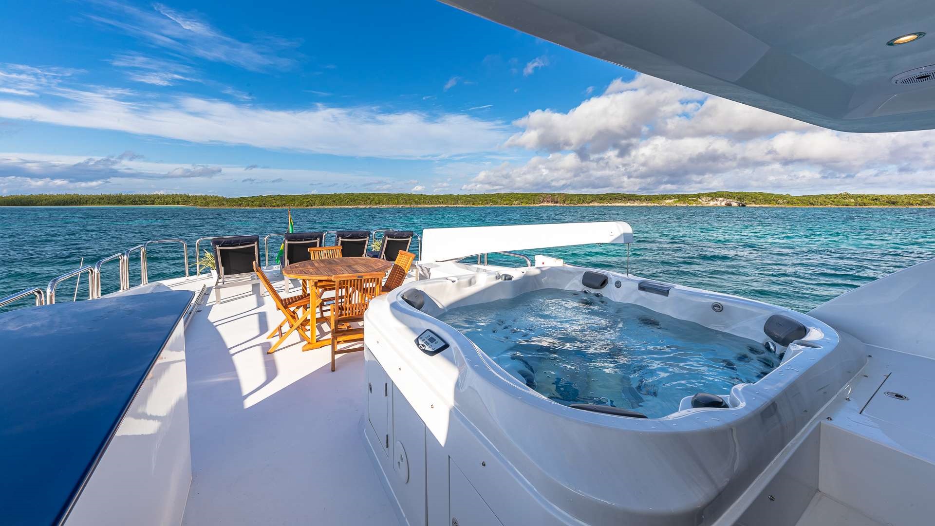 203 Sun deck jacuzzi view aft.jpg