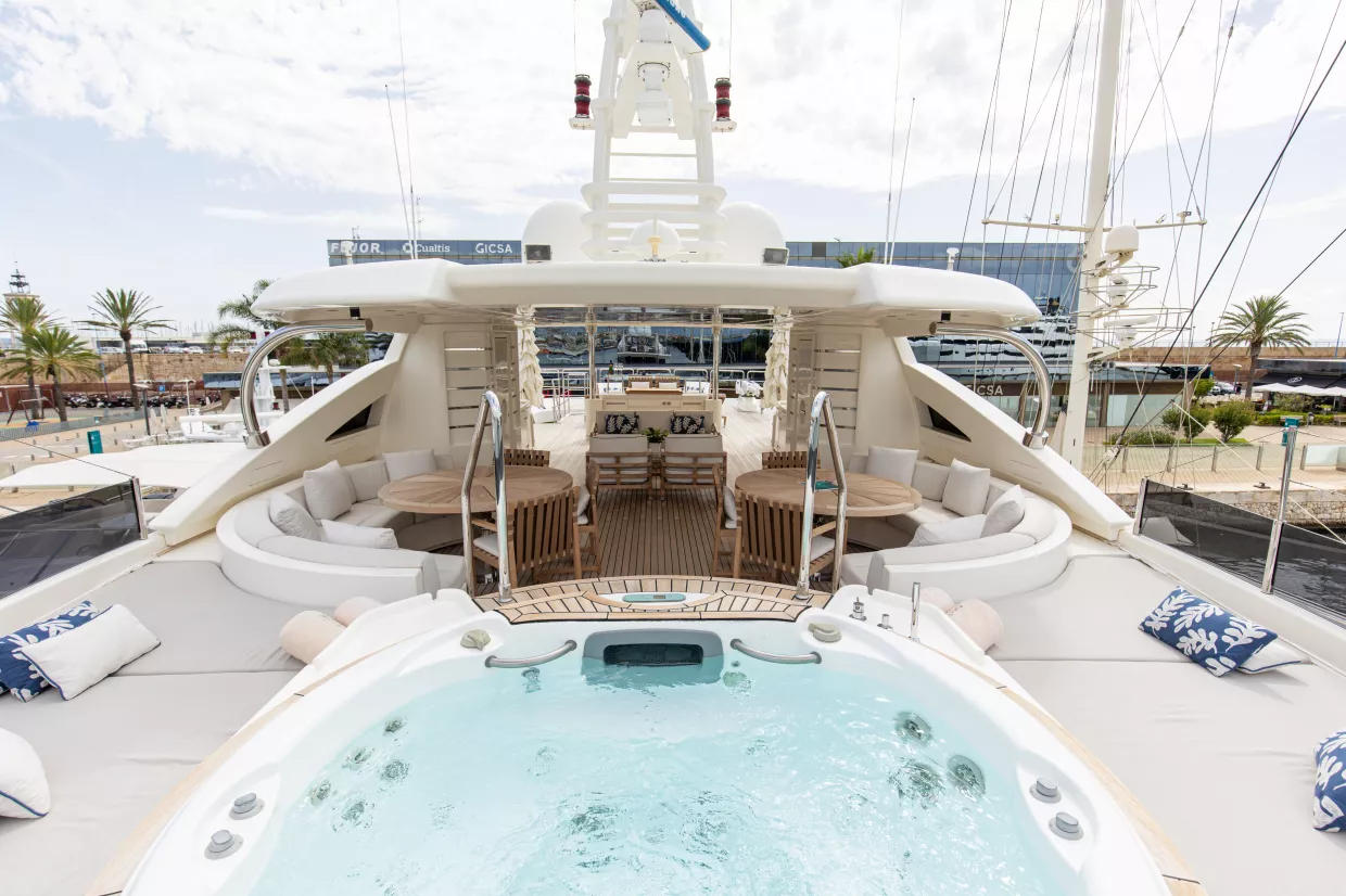 203 Sun deck jacuzzi.png