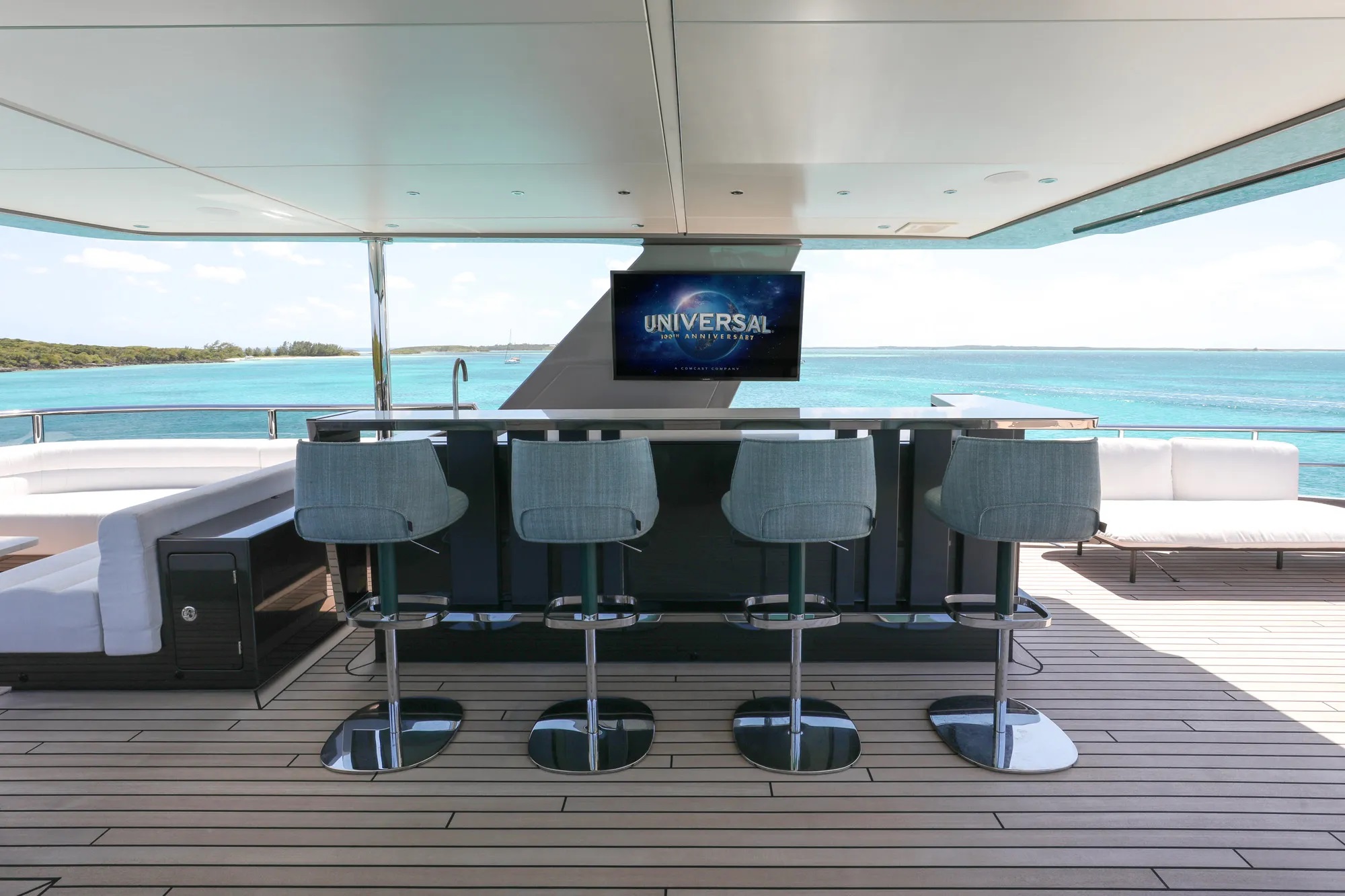 203 Sun deck sit up bar.jpg